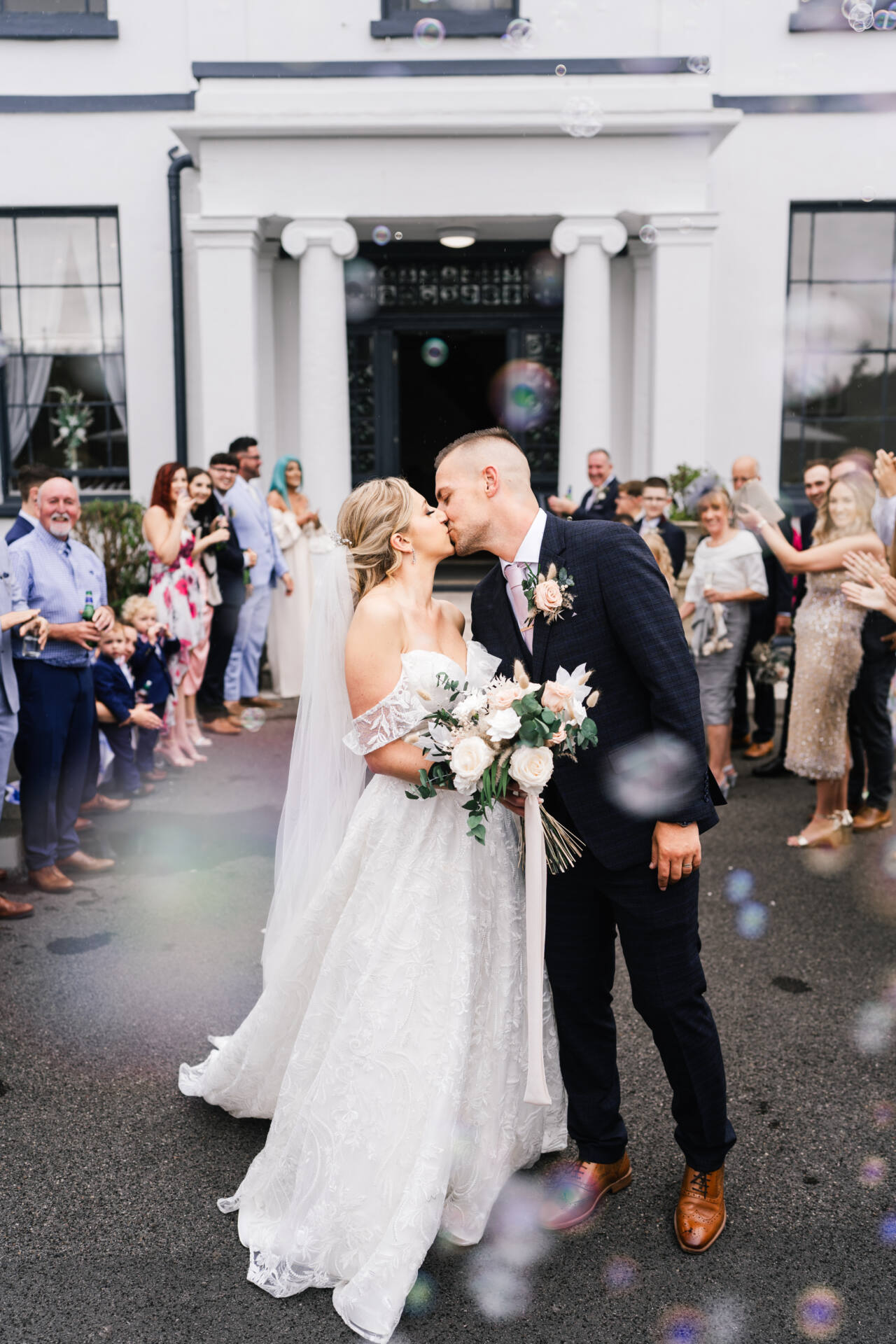 Your Ultimate Guide to Wedding Confetti: A Photographer's Perspective ...