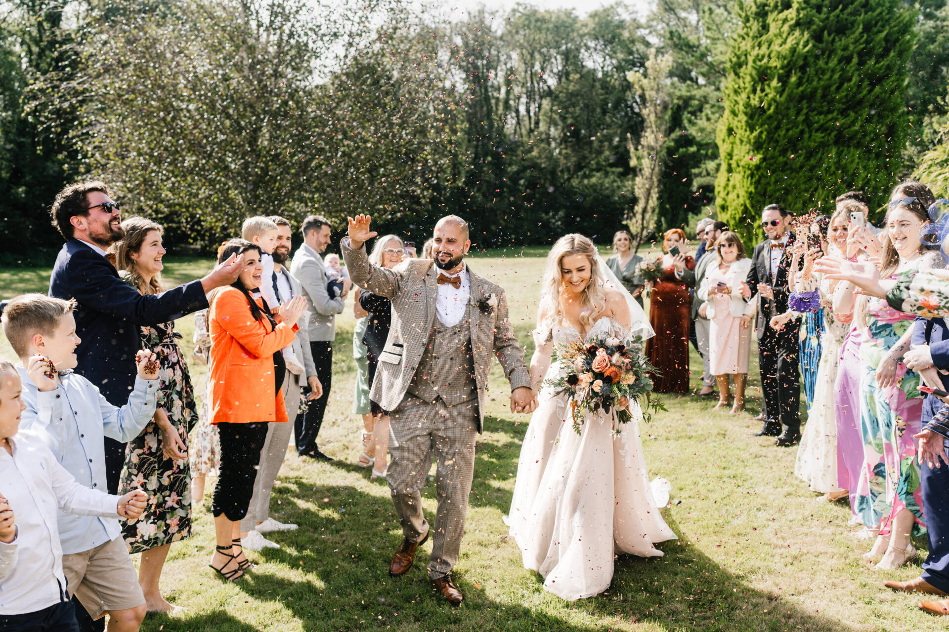 Your Ultimate Guide to Wedding Confetti: A Photographer's Perspective ...